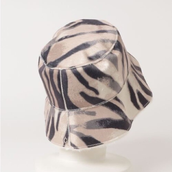 New GUESS Faux fur hat - Picture 8 of 10